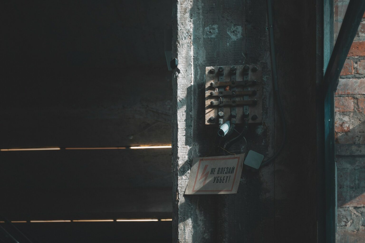 What Does Faulty Wiring Smell Like? Insights from Magnify Electric.