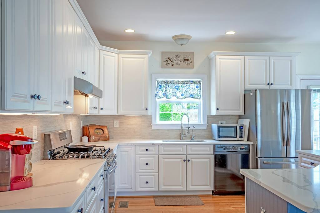 A photo of a white kitchen